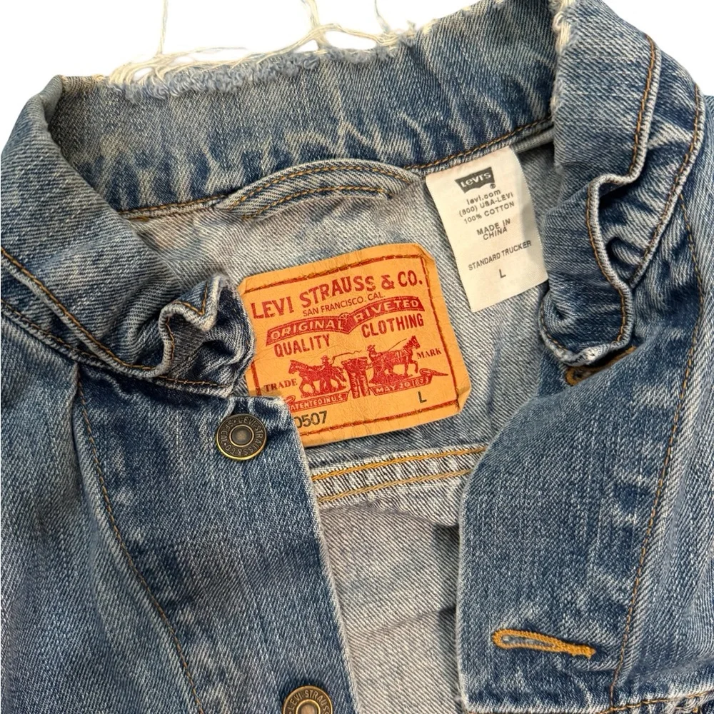 Levi's Blue Denim Jacket with Button Details - Picture 3 of 7